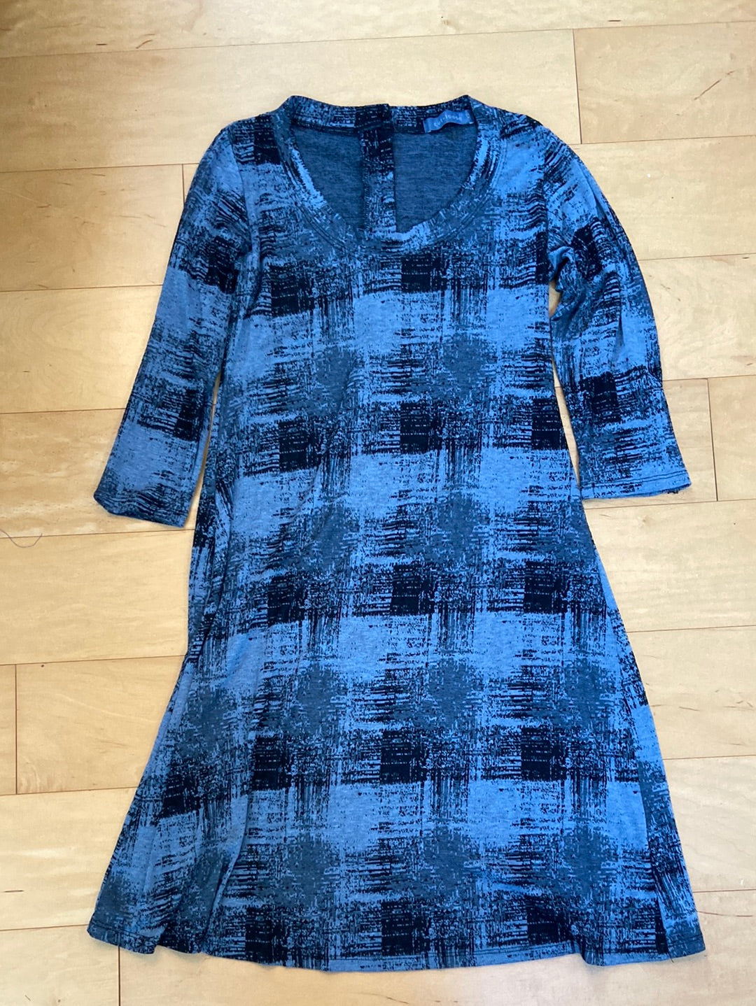 Gray Abstract patterned dress with long sleeves and knee length